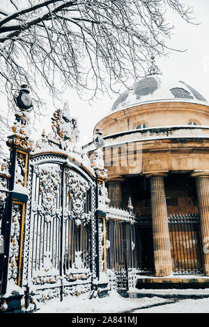 Parc Monceau entrata sotto la neve, Parigi, Francia Foto Stock