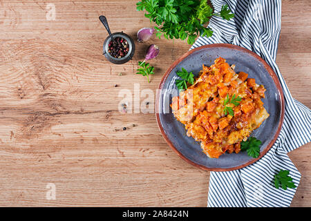 Cannelloni di carne di zucca con salsa di pomodoro sulla piastra. Vista superiore Foto Stock