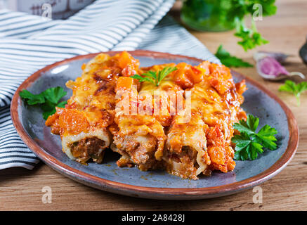 Cannelloni di carne di zucca con salsa di pomodoro sulla piastra. Foto Stock