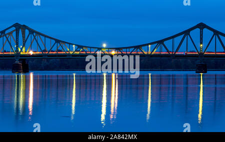 Potsdam, Germania. 05 Nov, 2019. Le luci sul ponte Glienicke sono riflessi nel fiume Havel poco dopo il tramonto (foto con esposizione a lungo). Il confine tra il Land di Brandeburgo e Berlino corre lungo la parte centrale del ponte. Durante il tempo della divisione della Germania, il ponte di Glienicke guadagnato fama a livello mondiale attraverso la spettacolare messa in scena il terzo e ultimo agente exchange su 11 Febbraio, 1986. Credito: Monika Skolimowska/dpa-Zentralbild/dpa/Alamy Live News Foto Stock