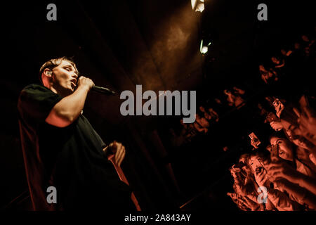 Copenhagen, Danimarca. 05th, novembre 2019. Il finlandese della cantante pop, cantautore e ballerino Isac Elliot esegue un concerto dal vivo a VEGA in Copenhagen. (Photo credit: Gonzales foto - Pietro Troest). Foto Stock