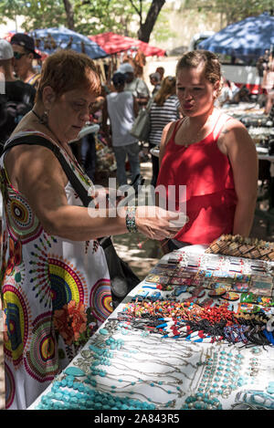 Il Mercado de Artesanos - Mercato di artigianato cubano e negozio di souvenir in Avenida 23, Vedado, Havana a Cuba. Il governo cubano è la possibilità per i cubani a essere sel Foto Stock
