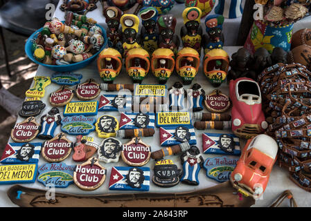 Il Mercado de Artesanos, un cubano di artigianato e souvenir street market in Avenida 23, Vedado, Havana a Cuba. Il governo cubano è la possibilità per i cubani di essere Foto Stock