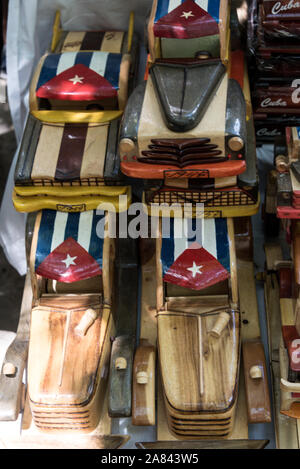 Il Mercado de Artesanos, un cubano di artigianato e souvenir street market in Avenida 23, Vedado, Havana a Cuba. Un mercato in stallo con un display di Ameri in legno Foto Stock