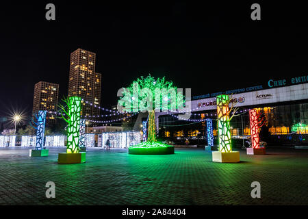 Nur-Sultan Astana Saryarka quadrato con un albero artificiale decorato con colorati delle lampadine della luce di notte Foto Stock