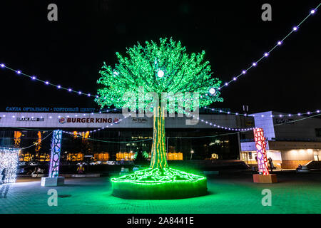 Nur-Sultan Astana Saryarka quadrato con un albero artificiale decorato con colorati delle lampadine della luce di notte Foto Stock