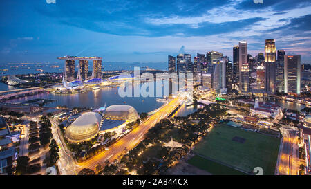 Lo skyline di Singapore presso la Marina durante il crepuscolo. Foto Stock