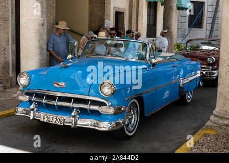 Una flotta di auto convertibili classiche americane si possono portare i turisti, soggiornando all'Hotel Nacional de Cuba costruito nel 1930 (Hotel National of Cuba), su un Foto Stock