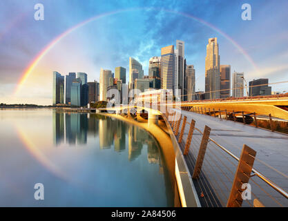 Singapore business district con arcobaleno - Marina Bay Foto Stock