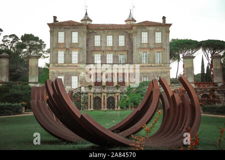 Chateau d Astros - Route de Lorgues, 83550 VIDAUBAN, Francia - Autunno - Ott 21, 2017 - giardino, fontana, Platan alberi, paesaggio - Credito Ilona Barna Foto Stock