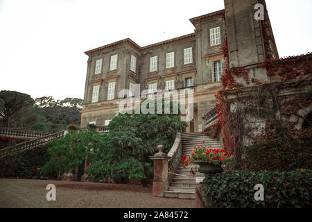 Chateau d Astros - Route de Lorgues, 83550 VIDAUBAN, Francia - Autunno - Ott 21, 2017 - giardino, fontana, Platan alberi, paesaggio - Credito Ilona Barna Foto Stock