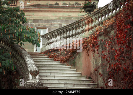 Chateau d Astros - Route de Lorgues, 83550 VIDAUBAN, Francia - Autunno - Ott 21, 2017 - giardino, fontana, Platan alberi, paesaggio - Credito Ilona Barna Foto Stock