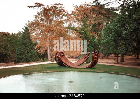 Chateau d Astros - Route de Lorgues, 83550 VIDAUBAN, Francia - Autunno - Ott 21, 2017 - giardino, fontana, Platan alberi, paesaggio - Credito Ilona Barna Foto Stock