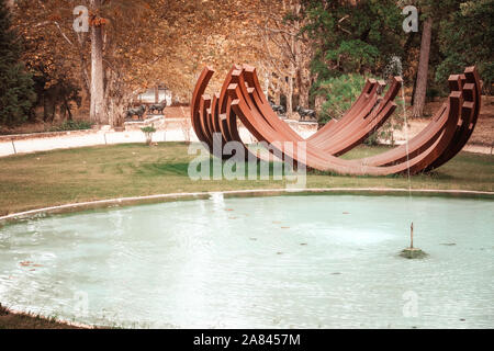 Chateau d Astros - Route de Lorgues, 83550 VIDAUBAN, Francia - Autunno - Ott 21, 2017 - giardino, fontana, Platan alberi, paesaggio - Credito Ilona Barna Foto Stock