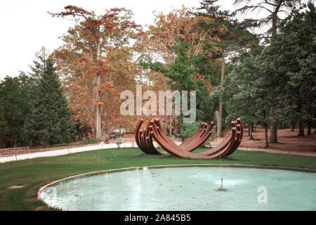 Chateau d Astros - Route de Lorgues, 83550 VIDAUBAN, Francia - Autunno - Ott 21, 2017 - giardino, fontana, Platan alberi, paesaggio - Credito Ilona Barna Foto Stock