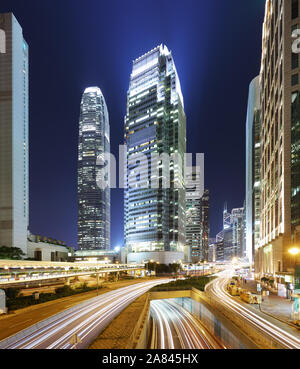 Moderni edifici per uffici nel centro di Hong Kong di notte con il traffico Foto Stock