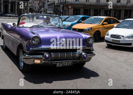 Una classica auto americana convertibile in affitto alla ricerca di affari a Parque Central a l'Avana, Cuba Molte delle accattivanti Amer convertibili classico Foto Stock