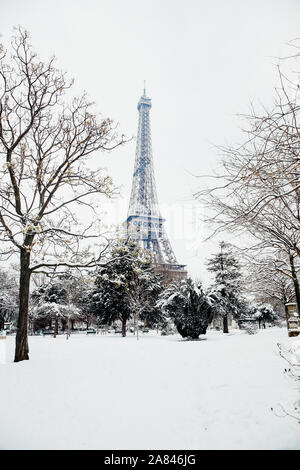 Torre Eiffel sotto la neve, Parigi, Francia Foto Stock