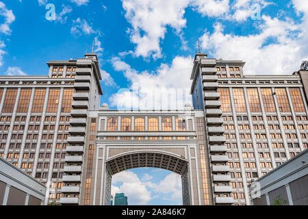 Nur-Sultan Astana Kazmunaygas edificio Vista frontale a amante di parcheggiare su un soleggiato nuvoloso cielo blu giorno Foto Stock