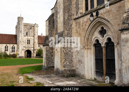 Vista della Torre di Beaufort, parte di Fratelli's Hall, attraverso il quadrangolo interna, dalla chiesa, all'Ospedale di Santa Croce Foto Stock