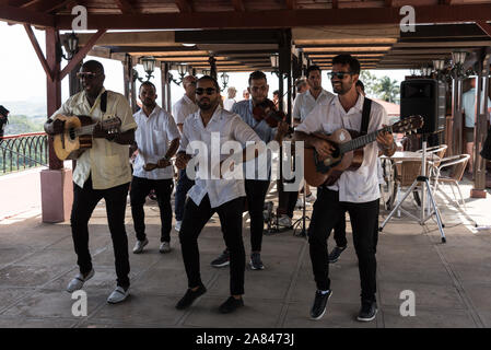 Un locale banda cubano di eseguire per i turisti in visita a outlook punto di visualizzazione a Los Jazmines - Mirador in tutta la Valle de Vinales, Pinar del Río Prov Foto Stock