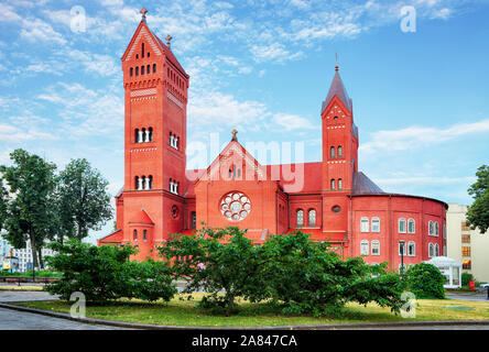 Chiesa Rossa o chiesa dei Santi Simone e Helen a Piazza indipendenza a Minsk, Bielorussia Foto Stock