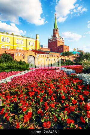 Il Cremlino di Mosca con fiori park, Russia Foto Stock