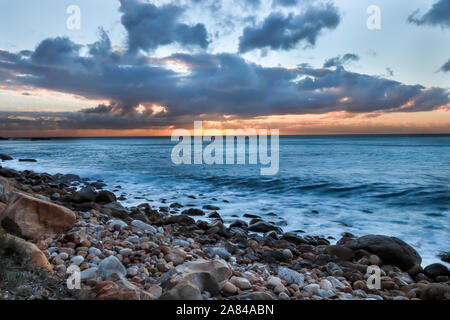 Tramonto blu lungo Camps Bay Drive Foto Stock