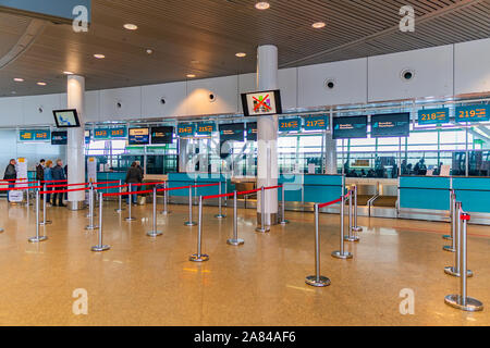 Nur-Sultan Nazarbayev ASTANA Aeroporto internazionale vista interna del vuoto banchi Check In Foto Stock