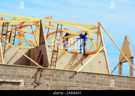 La posa di un telaio di legno durante la costruzione della casa. Foto Stock