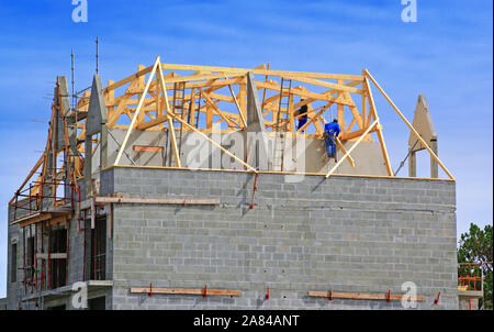 La posa di un telaio di legno durante la costruzione della casa. Foto Stock