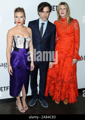 West Hollywood, Stati Uniti. 05 Nov, 2019. WEST HOLLYWOOD, Los Angeles, California, Stati Uniti d'America - 05 novembre: Scarlett Johansson, Noah Baumbach e Laura Dern arrivare presso il Los Angeles Premiere di Netflix's 'Matrimonio Story" tenutasi presso la Directors Guild of America Theatre il 5 novembre 2019 in West Hollywood, Los Angeles, California, Stati Uniti. (Foto di Xavier COLLIN/Image Press Agency) Credito: Image Press Agency/Alamy Live News Foto Stock