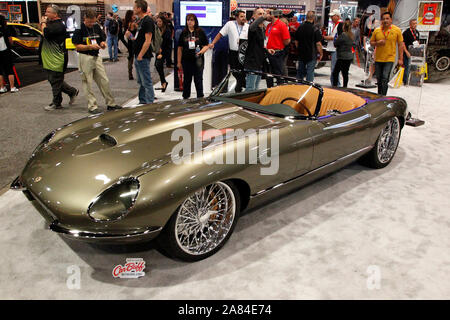 Las Vegas, Stati Uniti. 6 Nov, 2019. Un 1974 E-type Jaguar di proprietà di Glen Woolsey e progettato da Foose Design sul display durante il 2019 SEMA Show, presso il Las Vegas Convention Center di Las Vegas, Nevada, Martedì, 5 novembre 2019. Foto di James Atoa/UPI Credito: UPI/Alamy Live News Foto Stock