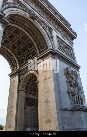 Un frammento della facciata sud del Arc de Triomphe de l Étoile con la Le Départ de 1792 (o la Marseillaise) gruppo scultoreo, Parigi Foto Stock