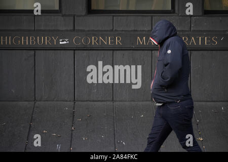 Londra, Regno Unito. 6 Nov 2019. Tre uomini di arrivare con la faccia di coperture a Highbury Corner MAGISTRATES COURT caricato con una tarda notte assalto al giornalista Owen Jones al di fuori di un pub di Islington il 17 agosto. James Healy, 39, da Portsmouth; Liam Tracy, 34 da Camden, Londra; e Charlie Ambrogio, 29, da Brighton sono state tutte caricate con gli effettivi danni fisici e affray. Credito: Guy Corbishley/Alamy Live News Foto Stock
