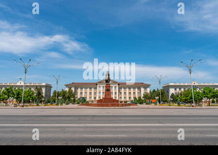 Taraz Akimat Municipio con la statua di Baydibek Batyr in sella ad un cavallo vista su un soleggiato Blue Sky giorno Foto Stock