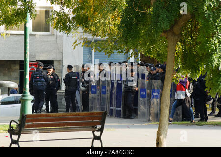 Istanbul / TURCHIA - Ottobre, 27, 2019: polizia turca alle forze di sicurezza pronto per la risposta mentre il Galatasaray Sports Club tifosi ad avanzare per Vodafone Park Foto Stock