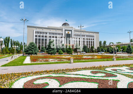 Taraz Akimat regionale Municipio con sventola Bandiera kazaka e la statua di Jambyl Jabayev su un soleggiato Blue Sky giorno Foto Stock