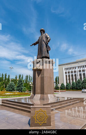 Taraz Akimat regionale Municipio con sventola Bandiera kazaka e la statua di Jambyl Jabayev su un soleggiato Blue Sky giorno Foto Stock