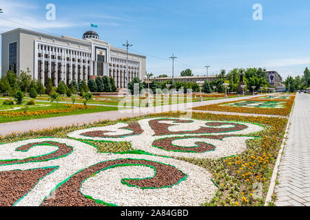 Taraz Akimat regionale Municipio con sventola Bandiera kazaka e la statua di Jambyl Jabayev su un soleggiato Blue Sky giorno Foto Stock