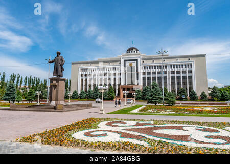 Taraz Akimat regionale Municipio con sventola Bandiera kazaka e la statua di Jambyl Jabayev su un soleggiato Blue Sky giorno Foto Stock