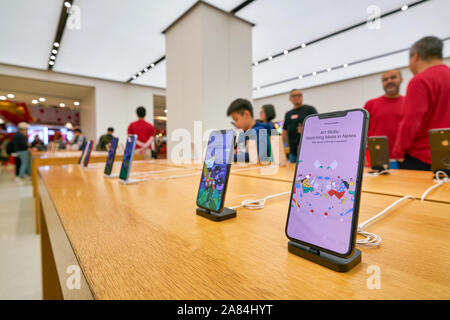 HONG KONG CINA - Circa gennaio, 2019: iphone sul display di Apple store in Hong Kong. Foto Stock