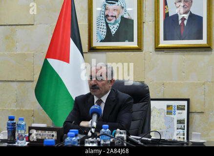Ramallah, Territorio palestinese occupato. 29 ott 2019. Il primo ministro palestinese Mohammad Shtayyeh parla con i giornalisti nel corso della conferenza stampa a Ramallah, Palestina, Ottobre 29, 2019. Credito: Eliska Naegele/CTK foto/Alamy Live News Foto Stock