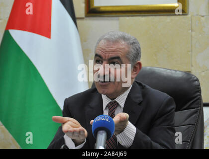 Ramallah, Territorio palestinese occupato. 29 ott 2019. Il primo ministro palestinese Mohammad Shtayyeh parla con i giornalisti nel corso della conferenza stampa a Ramallah, Palestina, Ottobre 29, 2019. Credito: Eliska Naegele/CTK foto/Alamy Live News Foto Stock