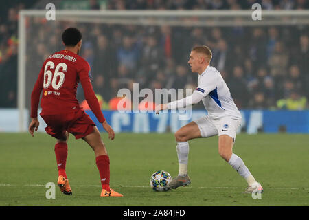 5 novembre 2019, Anfield, Liverpool, in Inghilterra; la UEFA Champions League, Liverpool v KRC Genk : Casper De Norre (2) di KRC Genk con Trento Alexander-Arnold (66) di Liverpool cercando di fare affrontare Credito: Mark Cosgrove/news immagini Foto Stock