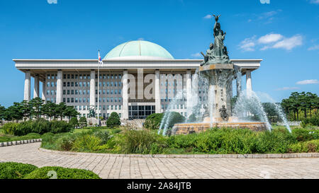 L'Assemblea nazionale della Repubblica di Corea e di costruzione fontana sull isola di Yeouido Seoul COREA DEL SUD Foto Stock