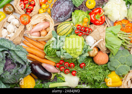 Zero dei rifiuti di plastica libera il concetto di shopping. Assortimento di verdure colorate, cavolo Pomodori Cipolle Funghi squash peperoni aglio. Sfondo sani, vista dall'alto, il fuoco selettivo Foto Stock