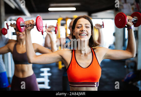 Bella montare le donne che lavorano in palestra Foto Stock