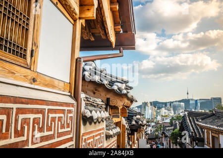 Il villaggio di Bukchon Hanok vicolo a Seoul con vista sui tradizionali pareti e tetti in Seoul COREA DEL SUD Foto Stock