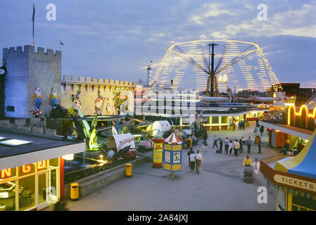 Blackpool Pleasure Beach, Lancashire, Inghilterra, Regno Unito. Circa ottanta Foto Stock